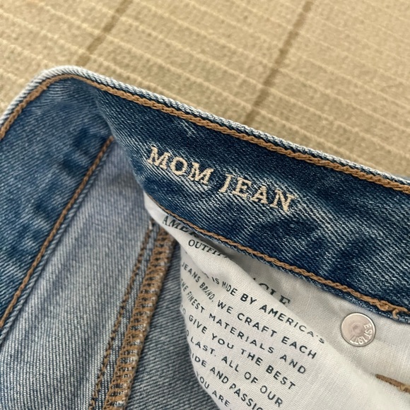 American eagle high waisted mom jean with holes at the knees - Picture 3 of 7